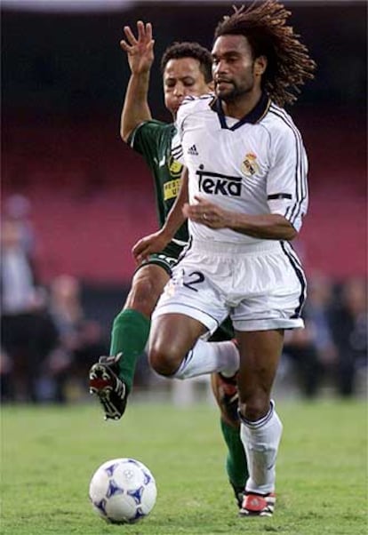Karembeu en su etapa como jugador del madrid en 1999.