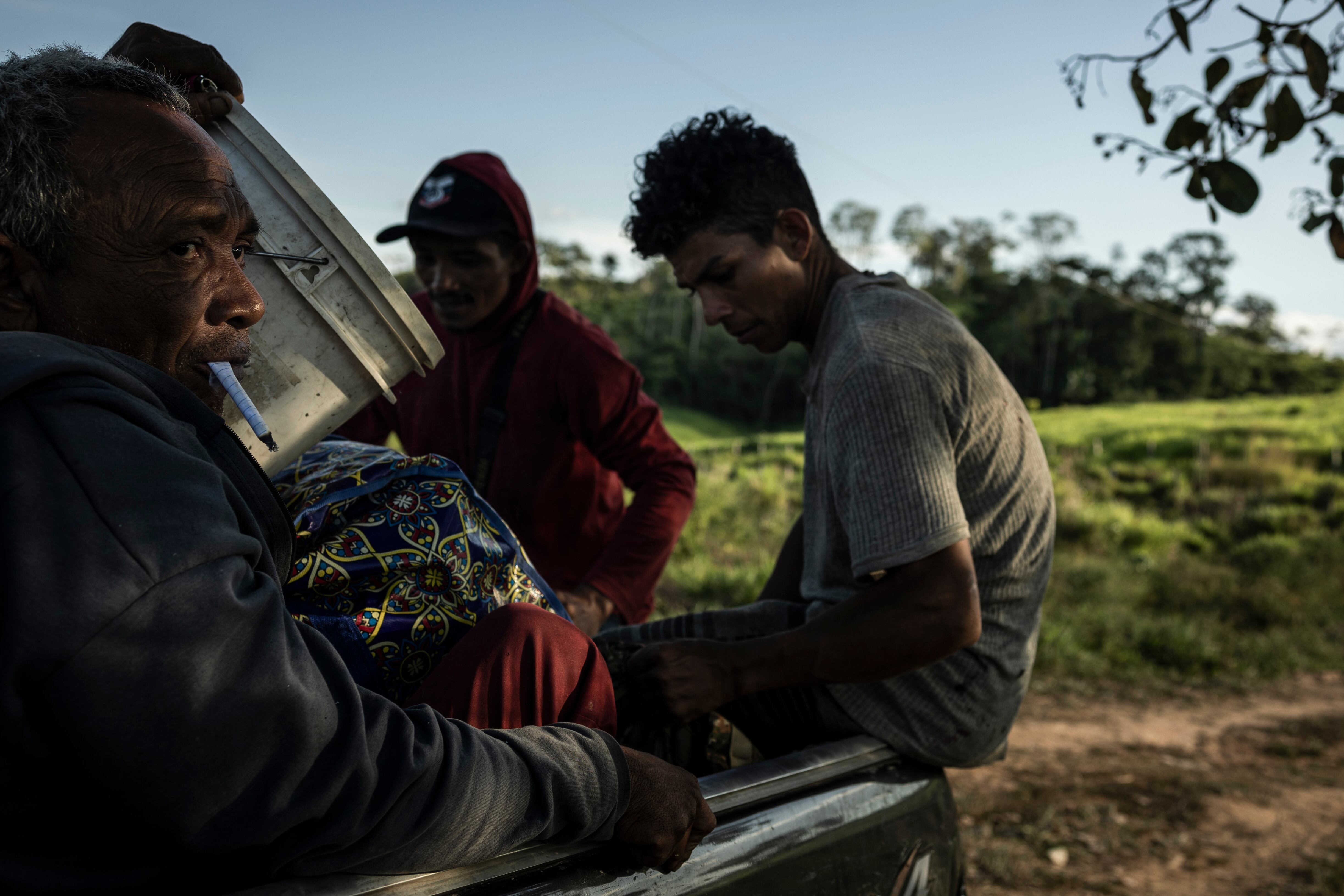 Mineros ilegales viajan en un camión en su huida de la reserva yanomami, en febrero de 2023, en Alto Alegre, Brasil. 