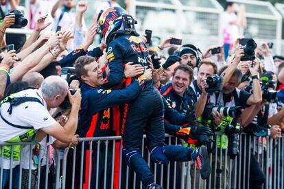 Daniel Ricciardo celebra su victoria con sus compañeros de equipo.