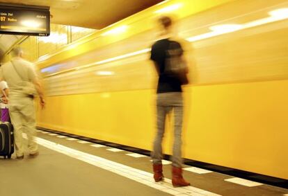 Una joven esperando en el anden del U-Bahn, el metro de Berl&iacute;n.