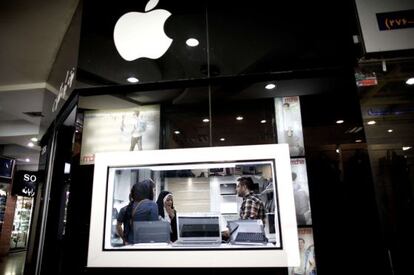 Venta de productos de Apple, recién autorizada por EEUU, el sábado en Teherán.