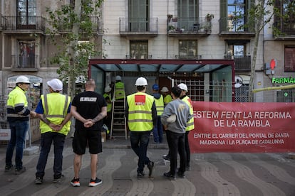 Inicio del derribo de las paradas de floristas de la Rambla. [ALBERT GARCIA] EL PAIS


