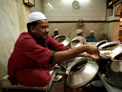 Cocinero del restaurante Karim&#039;s, en Old Delhi (India). 