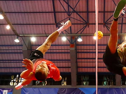 El indoneso Nofrizal y el malasio Mohamad Azlan Alias se enfrentan en la final de sepaktakraw, en Palembang (Indonesia).