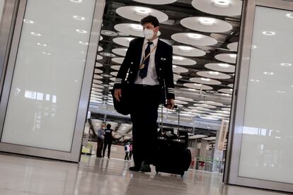 Un miembro de la tripulación de un avión camina por el aeropuerto de Madrid-Barajas Adolfo Suárez, el pasado 21 de junio.