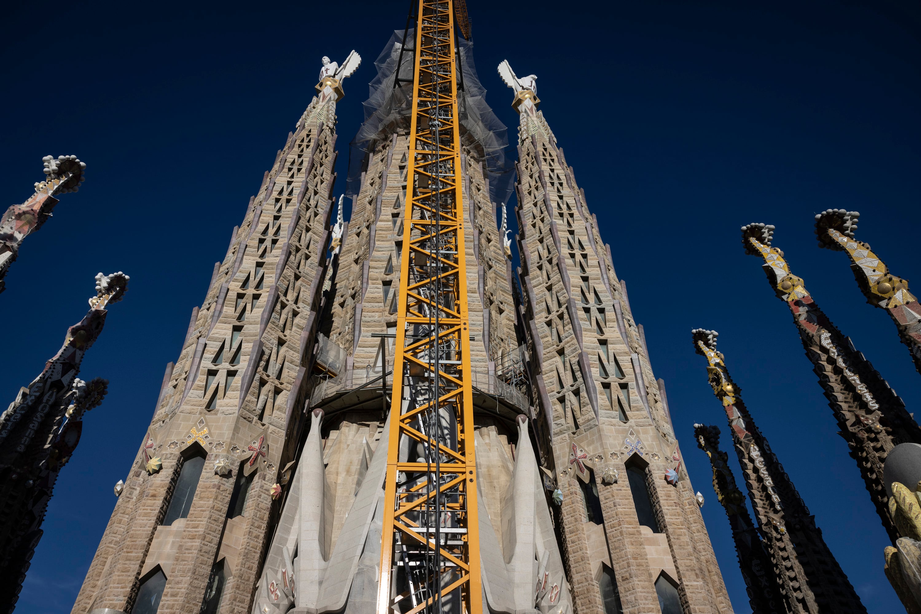 La gigantesca grúa que ha servido para construir la torre de Jesucristo de la Sagrada Familia, justo detrás de la estructura metálica, en una imagen de febrero, pocos días antes de que se colocara la pieza superior de la cruz. La foto está tomada desde el puente que une la grúa a la torre, a 135 metros.