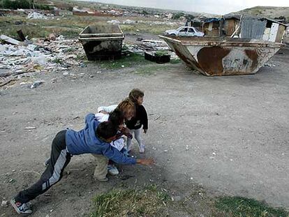Unos niños juegan en un descampado lleno de escombros, en la Cañada Real Galiana, junto a Valdemingómez.