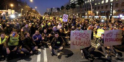 Los 'mossos' cortan la Diagonal en protesta por los recortes de la Generalitat