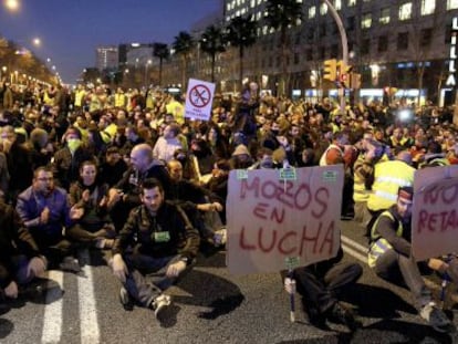 Los &#039;mossos&#039; cortan la Diagonal en protesta por los recortes de la Generalitat