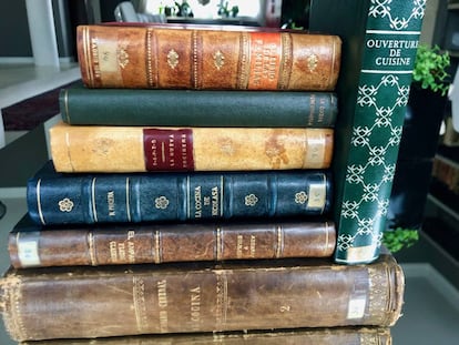 LIBROS DE COCINA, EDICIONES ORIGINALES DEL XIX Y EL XX, EN LOS QUE CITAN LA TORTILLA DE PATATAS ELABORADA CON MANTECA DE CERDO. A SU LADO UN FACSIMIL DEL XVII, EDITADO EN LIEJA / CAPEL