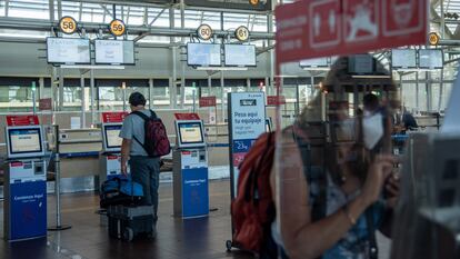 Viajeros se registran en el Aeropuerto Internacional Arturo Merino Benítez, en Santiago, en marzo de 2022.