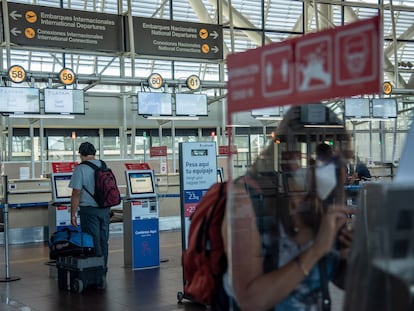 Viajeros se registran en el Aeropuerto Internacional Arturo Merino Benítez, en Santiago, en marzo de 2022.