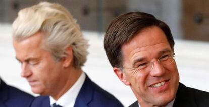 El primer ministro holand&eacute;s, Mark Rutte junto al l&iacute;der de la ultraderecha,  Geert Wilders, en el Parlamento tras los comicios del mi&eacute;rcoles.  REUTERS/Yves Herman/File Photo