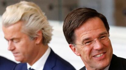 El primer ministro holand&eacute;s, Mark Rutte junto al l&iacute;der de la ultraderecha,  Geert Wilders, en el Parlamento tras los comicios del mi&eacute;rcoles.  REUTERS/Yves Herman/File Photo