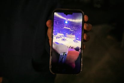 Una mujer muestra en su celular el interior del Estadio que se encontraba sin público.