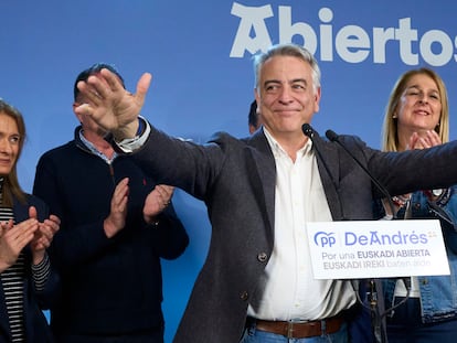 El candidato por el PP, Javier de Andrés, durante su intervención en Vitoria tras conocerse los resultados, el domingo.