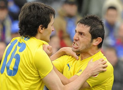 El jugador del Villarreal celebra el gol con Nihat