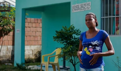 Jaqueline Ferreira do Nascimento, em frente à casa onde vive, na Vila Tatuoca. 