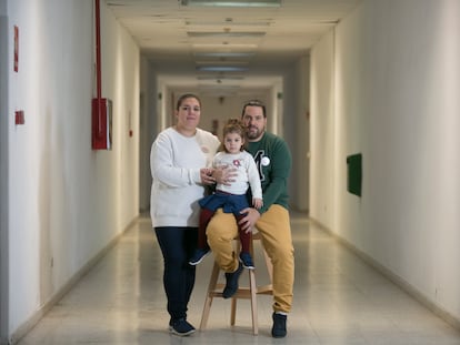 Silvia de Marcos and Miguel Ángel González pose with their daughter Daniela at the CRIS Cancer Foundation headquarters building.