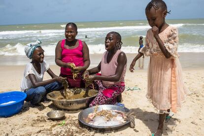 Unas adolescentes limpian vísceras de corderos en la playa de Hydrobase, en Saint Louis, Senegal, durante la celebración del Tabaski.