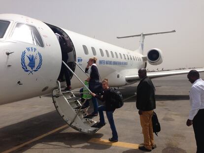 Listos para el despegue - trabajadores humanitarios embarcan en un vuelo de UNHAS con destino a Saná, Yemén. Tras el estallido de violencia, el Servicio Aéreo Humanitario de Naciones Unidas (UNHAS), gestionado por el PMA, fue el único servicio aéreo común que proporcionaba acceso fiable dentro y fuera de los países asolados por la guerra. 