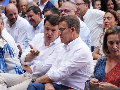 El líder del PP, Alberto Núñez Feijóo (a la derecha), y el presidente de Castilla y León, Alfonso Fernández Mañueco, charlaban durante un acto del partido, el domingo en Salamanca.