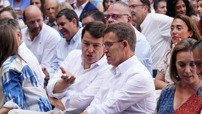 El líder del PP, Alberto Núñez Feijóo (a la derecha), y el presidente de Castilla y León, Alfonso Fernández Mañueco, charlaban durante un acto del partido, el domingo en Salamanca.