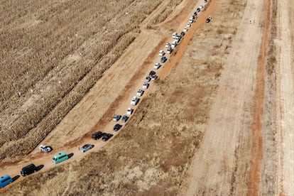 Procesiones funerarias haciendo cola en la entrada del cementerio Olifantsvlei en Soweto (Sudáfrica). El país ha contabilizado este viernes casi 14.000 nuevos casos de coronavirus y ha alcanzado los 420.000 contagios, según el último balance del Ministerio de Salud.