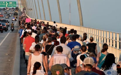 Miles de personas en un homenaje en un puente de Charleston.