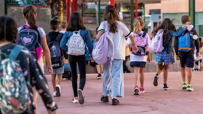 Un grupo de niños acude a su primer día del curso escolar 2022-23 en el colegio Hernán Cortés de Madrid.