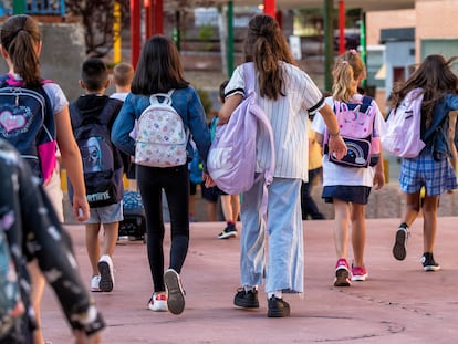 Un grupo de niños acude a su primer día del curso escolar 2022-23 en el colegio Hernán Cortés de Madrid.