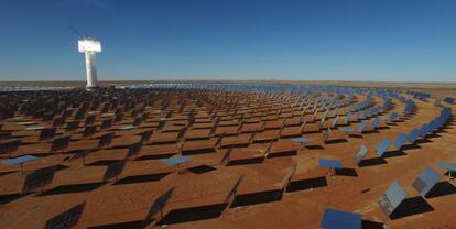 Planta termosolar de torre Khi Solar One, ubicada en Sud&aacute;frica.