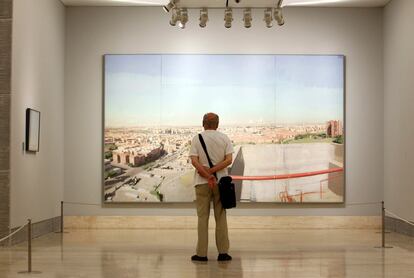 Antonio López observa el cuadro <i>Madrid desde Vallecas</i> que adquirió la Asamblea de Madrid.