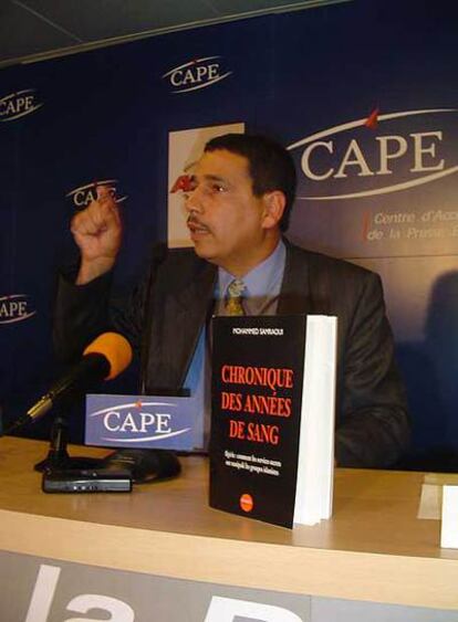 El coronel Samraoui, en la presentación de su libro.