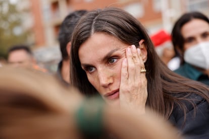 La reina Letizia, con barro en la cara, durante su visita a Paiporta este domingo.