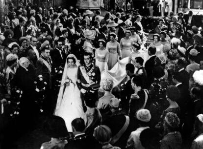 El 14 de mayo de 1962 se casan en Atenas don Juan Carlos y la princesa Sofía, por el rito católico y el ortodoxo en las dos catedrales de la ciudad, además de la ceremonia civil en el palacio Real. Toda Europa pudo ver en televisión y a todo color la boda, menos en España, ya que el dictador Francisco Franco prohibió su emisión y en las pocas imágenes que se pudieron ver no aparecían los padres del novio. Sofía Margarita Victoria Federica (palacio real de Tatoi, 2 de noviembre de 1938) era la hija mayor de los reyes de Grecia, Pablo y Federica. Se comentó que al rey Pablo no le ha hacía mucha gracia que su hija hubiera puesto sus ojos en un joven sin un futuro muy claro.