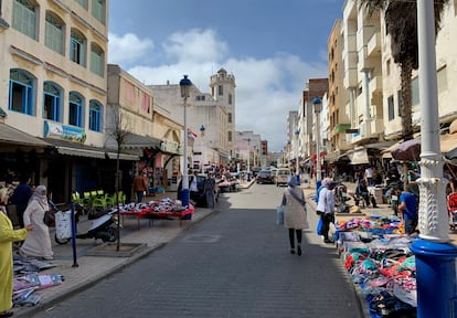 Vista general de una calle comercial de la ciudad marroquí de Fnideq (Castillejos).