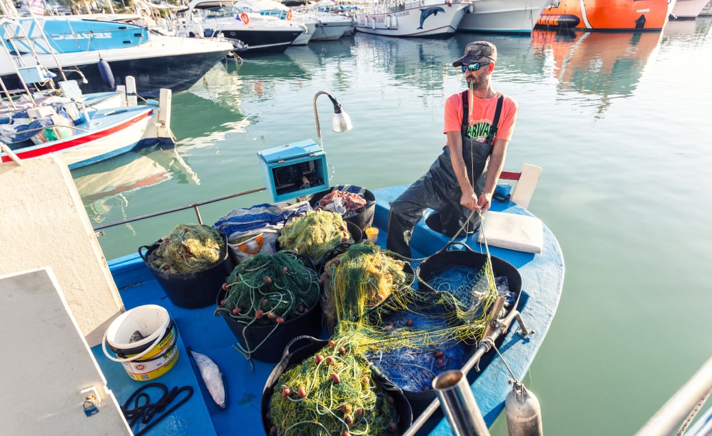 Un pescador en el puerto de Ayia Napa, al sureste de la isla de Chipre. 