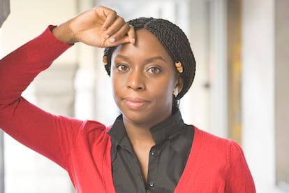 En su celebrada e influyente trayectoria, la escritora nigeriana Chimamanda Ngozi Adichie reflexiona sobre cuestiones como la raza, la identidad o el feminismo. “La raza no existe para ti porque nunca ha sido una barrera. Los hombres negros no tienen esa oportunidad”.