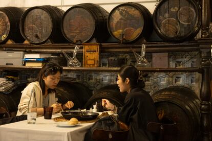 Dos clientas toman un arroz en el interior del restaurante, fundado en 1835.