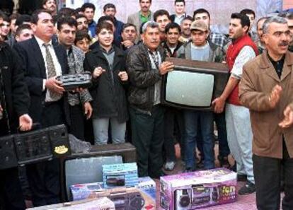 Protesta de vendedores de electrodomésticos contra el Gobierno, ayer, en Adana, al sureste de Turquía.