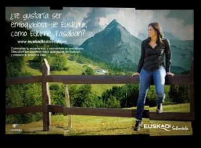 La alpinista Edurne Pasaban, en un cartel de una campaña de promoción del turismo en Euskadi