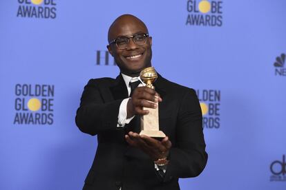 El director de cine Barry Jenkins posa con el premio a a la mejor película dramática por 'Moonlight'.