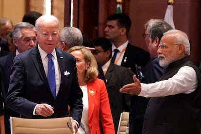 El presidente de EEUU, Joe Biden, y el primer ministro de la India, Narendra Modi, en la primera sesión de la cumbre del G-20 en Nueva Delhi este sábado.