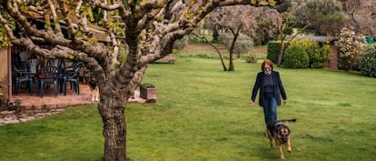 Rosa Regàs en el jardín de su casa de Llofriu, en la comarca del Empordà, repleto de árboles regalados por sus amigos, en 2013.