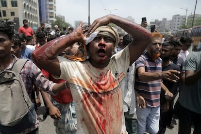 Un manifestante herido en una protesta en Daca, este jueves.