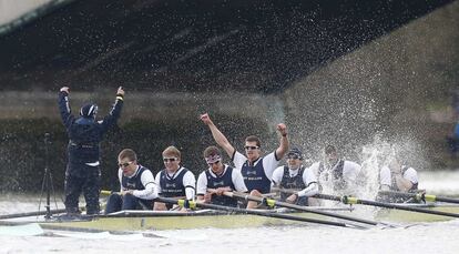 El equipo de Oxford celebra la victoria.