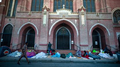 Migrantes duermen afuera de la iglesia del Sagrado Corazón en El Paso (Texas), en mayo de 2023.