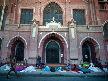 Migrantes duermen afuera de la iglesia del Sagrado Corazón en El Paso (Texas), en mayo de 2023.