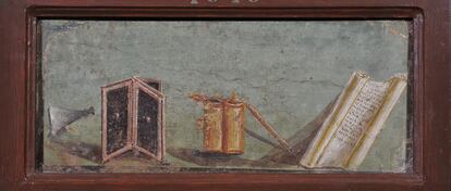 Fresco con instrumentos de escritura Pompeya Siglo I d. de C.  Soprintendenza Speciale per i Beni Archeologici di Napoli e Pompei. Museo Archeologico Nazionale di Napoli